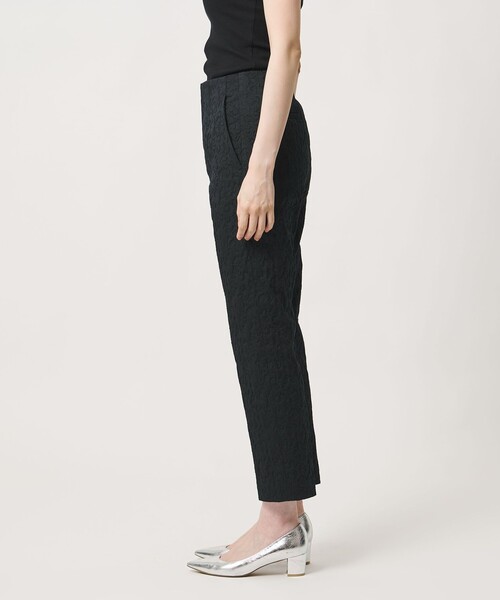 UNITED ARROWS(ユナイテッドアローズ)の「フクレ ジャガード スリムパンツ ‐ストレッチ ウォッシャブル‐(スラックス・レディース・ホワイト/ブラック/ネイビー・38/40/36)」の11枚目の写真
