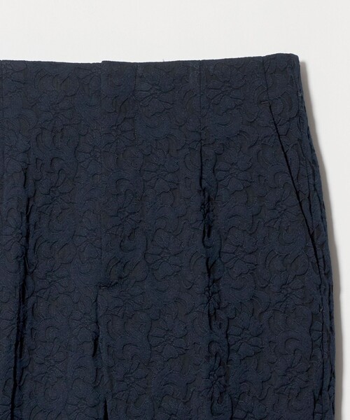 UNITED ARROWS(ユナイテッドアローズ)の「フクレ ジャガード スリムパンツ ‐ストレッチ ウォッシャブル‐(スラックス・レディース・ホワイト/ブラック/ネイビー・38/40/36)」の15枚目の写真
