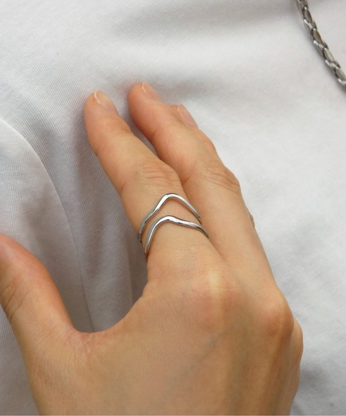 ieLS(イエルズ)の「金属アレルギー対応「ieLS」ステンレス ダブルウェーブリング(リング・メンズ・シルバー/ゴールド・FREE)」の5枚目の写真