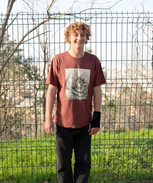 RVCA(ルーカ)の「RVCA メンズ SLEEPY SKELETON SS Tシャツ 【2026年秋冬モデル】/ルーカ半袖T(Tシャツ/カットソー・メンズ・ブラック系その他/バーガンディー・MEDIUM/LARGE/X-LARGE)」の1枚目の写真