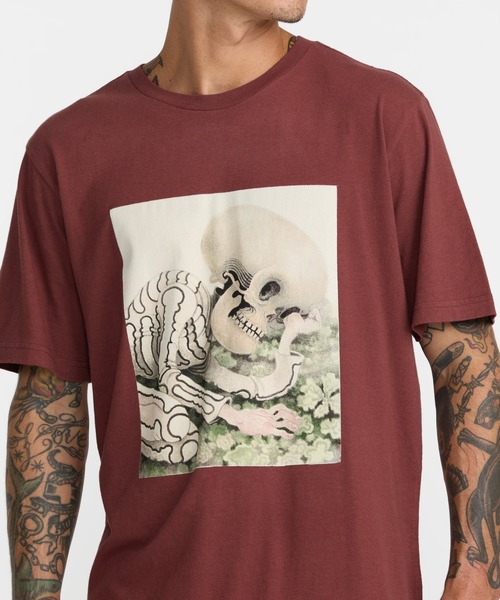 RVCA(ルーカ)の「RVCA メンズ SLEEPY SKELETON SS Tシャツ 【2026年秋冬モデル】/ルーカ半袖T(Tシャツ/カットソー・メンズ・ブラック系その他/バーガンディー・MEDIUM/LARGE/X-LARGE)」の3枚目の写真