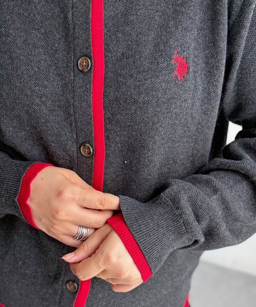 U.S. POLO ASSN.(ユーエスポロアッスン)の「フェイクレイヤードクルーカーディガン(カーディガン/ボレロ・レディース・アイボリー/チャコールグレー/グレー/ブラウン/レッド系その他・FREE)」の9枚目の写真