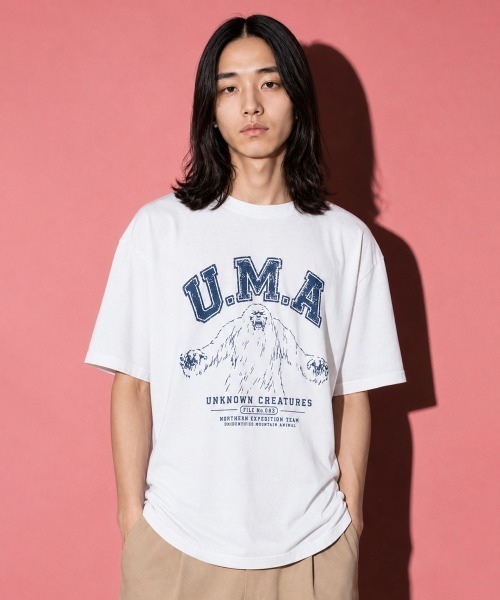 rehacer（レアセル）の「rehacer TEE : U.M.A College Logo TEE/ ユー・エム・エー カレッジ ロゴ T-shirt（Tシャツ/カットソー・メンズ・スミクロ/ホワイト・MEDIUM/LARGE/X-LARGE/SMALL）」の2枚目の写真