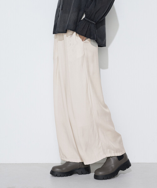 K.T KIYOKO TAKASE(キヨコタカセ)の「キュプラレーヨンフィブリルサテン 2WAYパンツ(その他パンツ・レディース・アイボリー/ブラウン/ブルー・9号/7号)」の2枚目の写真