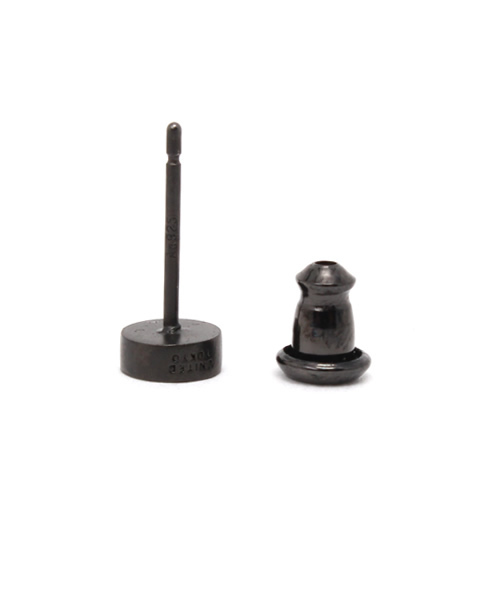 UNITED TOKYO(ユナイテッドトウキョウ)の「シルバーコーティングドットピアスS(ピアス(片耳用)・メンズ・ブラック・FREE)」の2枚目の写真