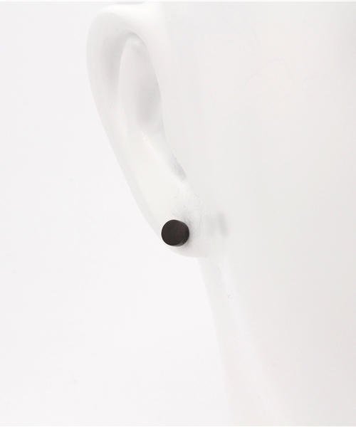 UNITED TOKYO(ユナイテッドトウキョウ)の「シルバーコーティングドットピアスS(ピアス(片耳用)・メンズ・ブラック・FREE)」の4枚目の写真