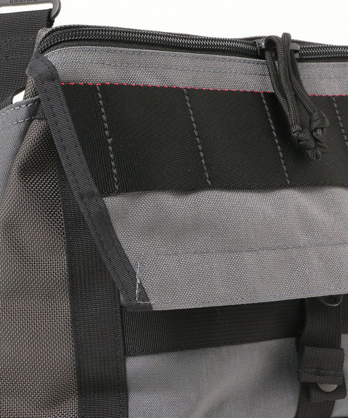 BEAMS PLUS（ビームスプラス）の「BRIEFING × BEAMS PLUS / 別注 “CRAZY Fleet Messenger”（メッセンジャーバッグ・メンズ・チャコールグレー/ブラック/ネイビー・ONE SIZE）」の15枚目の写真