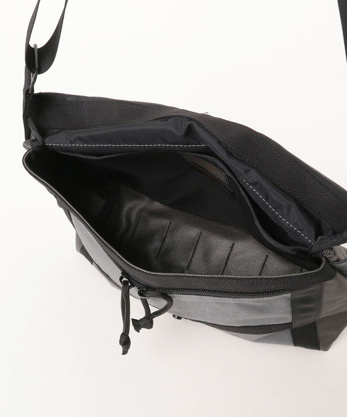BEAMS PLUS（ビームスプラス）の「BRIEFING × BEAMS PLUS / 別注 “CRAZY Fleet Messenger”（メッセンジャーバッグ・メンズ・チャコールグレー/ブラック/ネイビー・ONE SIZE）」の17枚目の写真
