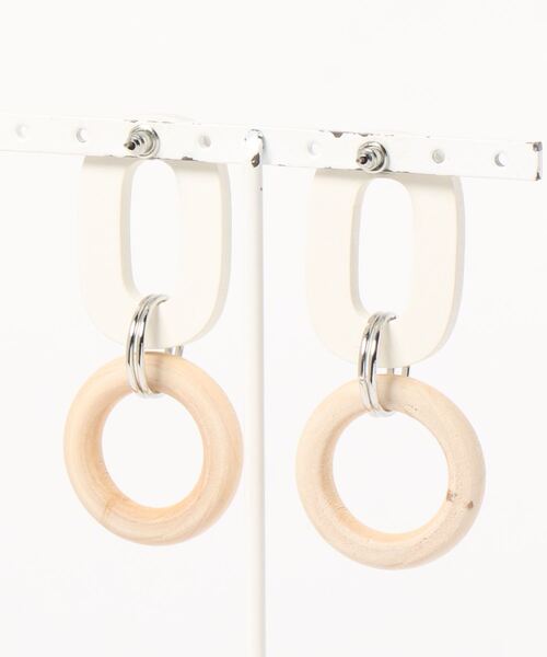 tone（トーン）の「【Caramel late】オーバル×ウッドのピアス（ピアス（両耳用）・レディース・ホワイト・FREE）」の2枚目の写真