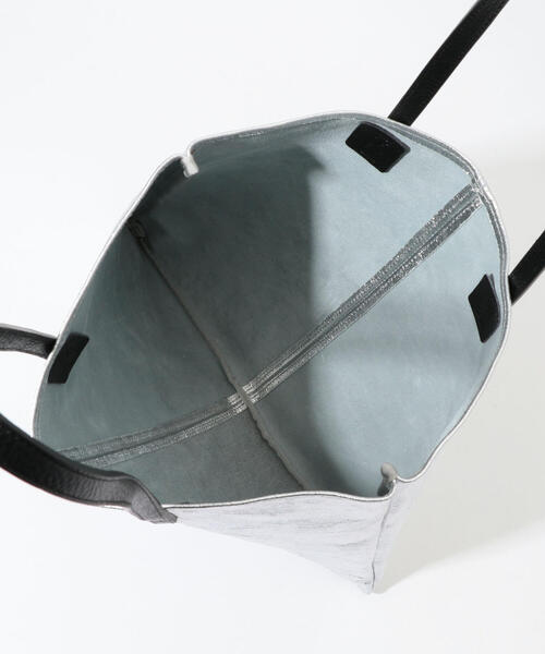 TOMORROWLAND （トゥモローランド）の「VANGI メタリックレザートートバッグ（トートバッグ・レディース・シルバー系その他・FREE）」の8枚目の写真