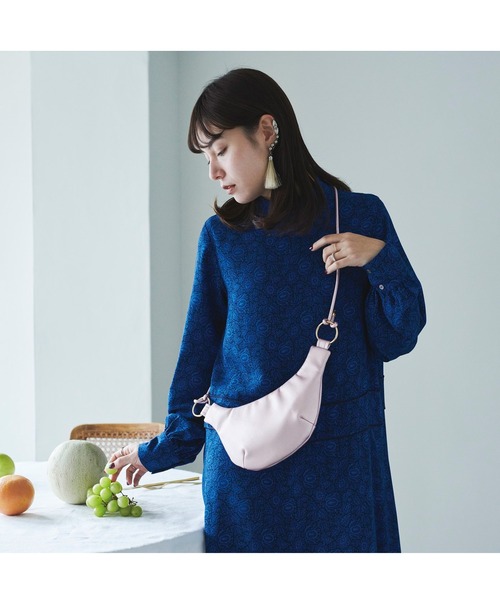 Kraso（クラソ）の「ＫＡＷＡＩＩ　ＣＯＭＰＡＮＹ　わたしのお気に入りをチャージする　ストマックサコッシュ（ショルダーバッグ・レディース・ピンク・ONE SIZE）」の2枚目の写真