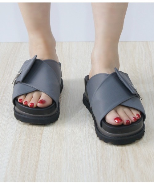 Realta（レアルタ）の「Realta(レアルタ) ジップポケット付きクロスベルト サンダル（サンダル・レディース・ブラック/グレー/カーキ・S/M/L/LL）」の2枚目の写真