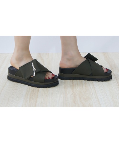 Realta（レアルタ）の「Realta(レアルタ) ジップポケット付きクロスベルト サンダル（サンダル・レディース・ブラック/グレー/カーキ・S/M/L/LL）」の3枚目の写真