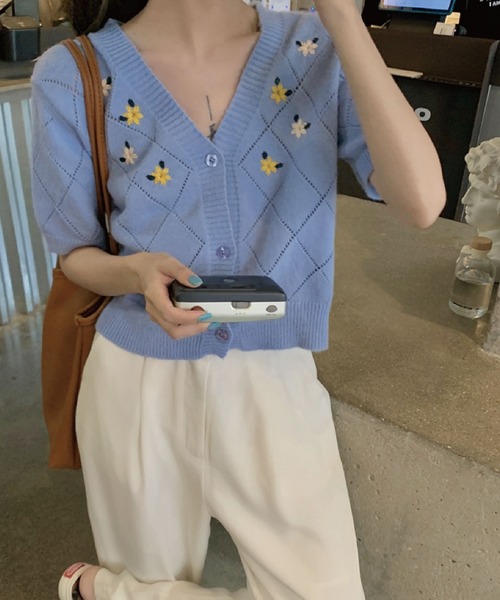 meJane(ミージェーン)の「フラワーモチーフVネックカーディガン(カーディガン/ボレロ・レディース・ホワイト/ピンク/ブルー・FREE)」の2枚目の写真