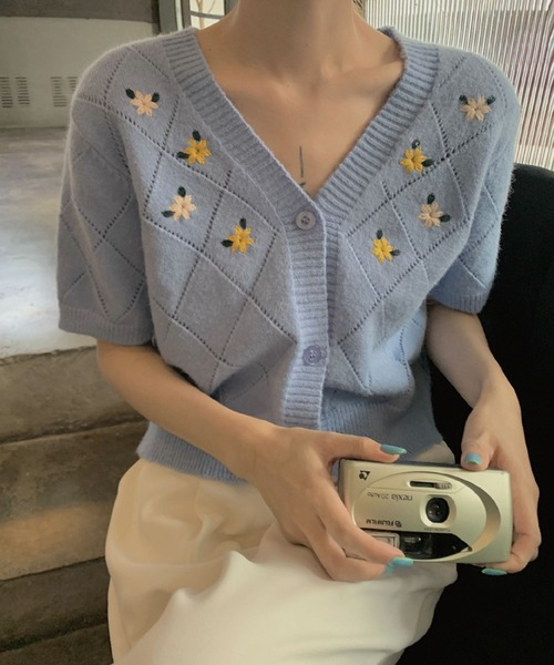 meJane(ミージェーン)の「フラワーモチーフVネックカーディガン(カーディガン/ボレロ・レディース・ホワイト/ピンク/ブルー・FREE)」の4枚目の写真
