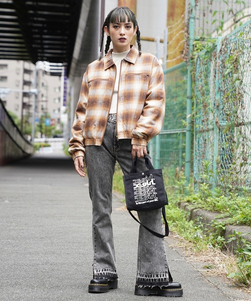 X-girl（エックスガール）の「REPEAT LOGO CANVAS 2WAY MINI TOTE BAG（トートバッグ・レディース・ホワイト/ブラック/ベージュ・ONE SIZE）」の18枚目の写真