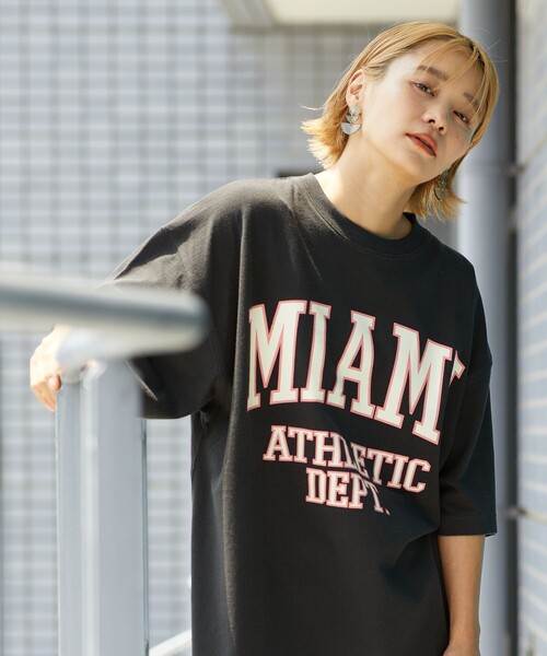 FREAK'S STORE（フリークスストア）の「ビッグカレッジロゴＴシャツ(チュニックTシャツ)（Tシャツ/カットソー・レディース・チャコールグレー/ベージュ/ネイビー/オフホワイト/グリーン・ﾌﾘ-）」の3枚目の写真