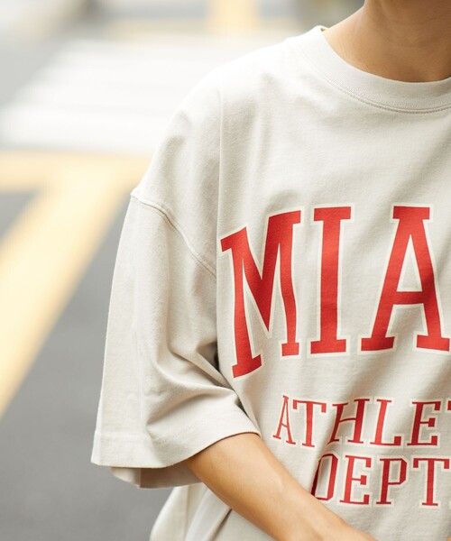 FREAK'S STORE（フリークスストア）の「ビッグカレッジロゴＴシャツ(チュニックTシャツ)（Tシャツ/カットソー・レディース・チャコールグレー/ベージュ/ネイビー/オフホワイト/グリーン・ﾌﾘ-）」の17枚目の写真