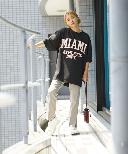 FREAK'S STORE（フリークスストア）の「ビッグカレッジロゴＴシャツ(チュニックTシャツ)（Tシャツ/カットソー・レディース・チャコールグレー/ベージュ/ネイビー/オフホワイト/グリーン・ﾌﾘ-）」の21枚目の写真