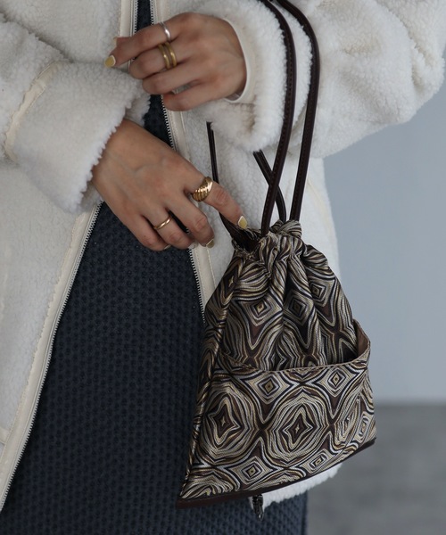 ap retro(アプレトロ)の「柄ジャガードミニ巾着ショルダーバッグ(ショルダーバッグ・レディース・ブラウン/アイボリー・FREE)」の2枚目の写真