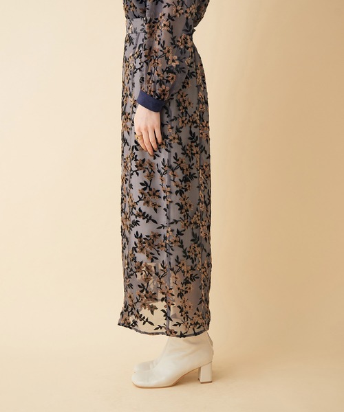 MADEMOISELLE ROPE'（マドモアゼル ロペ）の「【セットアップ対応】フロッキーフラワーストレートスカート（スカート・レディース・ブラウン系その他/ブルー系その他・38）」の4枚目の写真