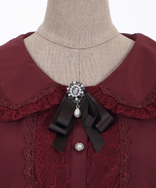 axes femme POETIQUE（アクシーズファムポエティック）の「ビジューブローチ付ＢＬ（シャツ/ブラウス・レディース・ワイン/キナリ/ブラック・MEDIUM）」の19枚目の写真