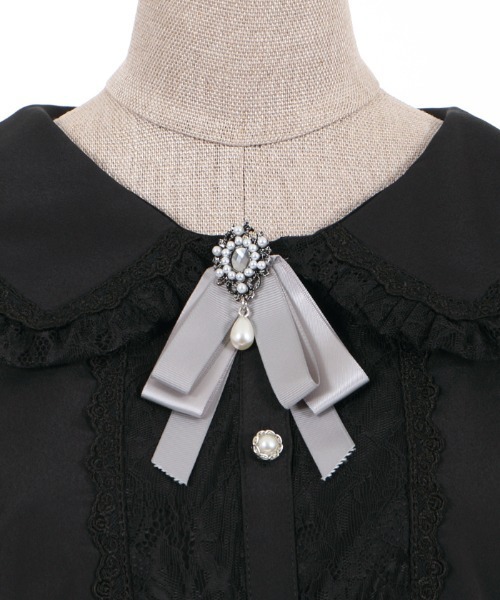 axes femme POETIQUE（アクシーズファムポエティック）の「ビジューブローチ付ＢＬ（シャツ/ブラウス・レディース・ワイン/キナリ/ブラック・MEDIUM）」の9枚目の写真