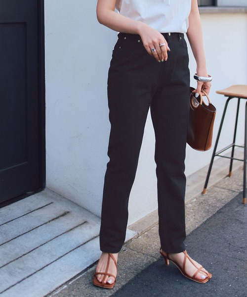 titivate(ティティベイト)の「スリムテーパードデニムパンツ(デニムパンツ・レディース・ホワイト系その他/ライトブルー/ブルー/ブラック・S/M/L)」の2枚目の写真