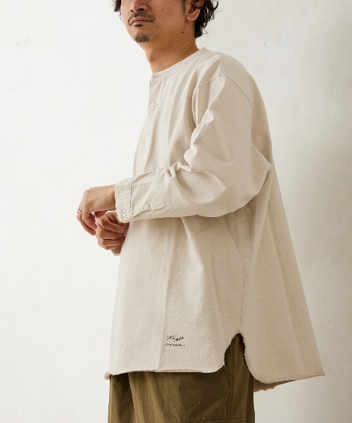 ARMY TWILL(アーミーツイル)の「【ARMY TWILL / アーミーツイル】別注 ヘンリーネック ロンT(Tシャツ/カットソー・メンズ・ホワイト/ブラック/ベージュ・MEDIUM/LARGE)」の3枚目の写真