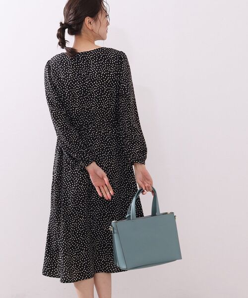 DRESKIP(ドレスキップ)の「◆変形ドットVネックワンピース(ワンピース・レディース・ホワイト系3/ブラック系/ブルー系5・02/03/04)」の12枚目の写真