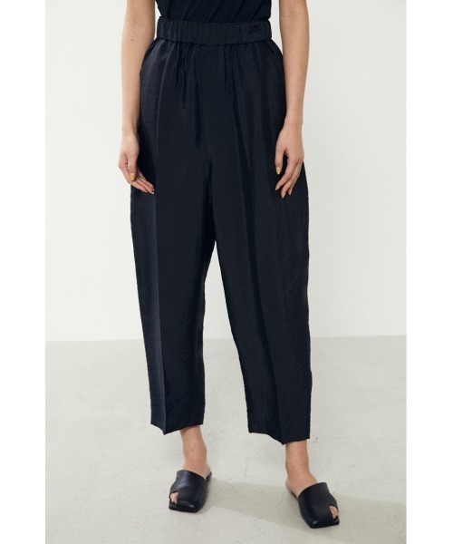BLACK BY MOUSSY（ブラックバイマウジー）の「satin cocoon pants（サテンコクーンパンツ）（その他パンツ・レディース・ブラック/カーキ/ブルー・1/2）」の2枚目の写真