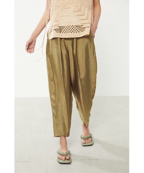 BLACK BY MOUSSY（ブラックバイマウジー）の「satin cocoon pants（サテンコクーンパンツ）（その他パンツ・レディース・ブラック/カーキ/ブルー・1/2）」の5枚目の写真