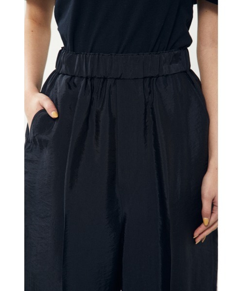 BLACK BY MOUSSY（ブラックバイマウジー）の「satin cocoon pants（サテンコクーンパンツ）（その他パンツ・レディース・ブラック/カーキ/ブルー・1/2）」の16枚目の写真