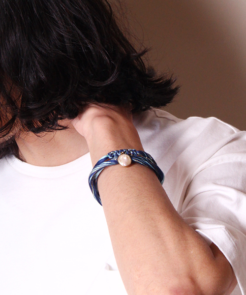 Lui's（ルイス）の「HAPPY CHOKAS LAB(ハッピー･チョーカーズ･ラボ) ブレス（ブレスレット・メンズ・ネイビー/ブラック/ホワイト/サックスブルー・FREE）」の10枚目の写真