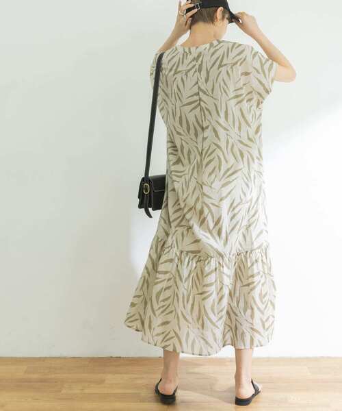 URBAN RESEARCH（アーバンリサーチ）の「Leafプリントティアードワンピース（ワンピース・レディース・ベージュ系その他/ブラウン系その他・FREE）」の7枚目の写真
