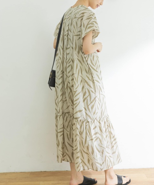 URBAN RESEARCH（アーバンリサーチ）の「Leafプリントティアードワンピース（ワンピース・レディース・ベージュ系その他/ブラウン系その他・FREE）」の8枚目の写真