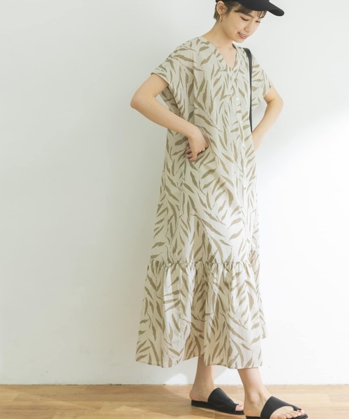 URBAN RESEARCH（アーバンリサーチ）の「Leafプリントティアードワンピース（ワンピース・レディース・ベージュ系その他/ブラウン系その他・FREE）」の9枚目の写真