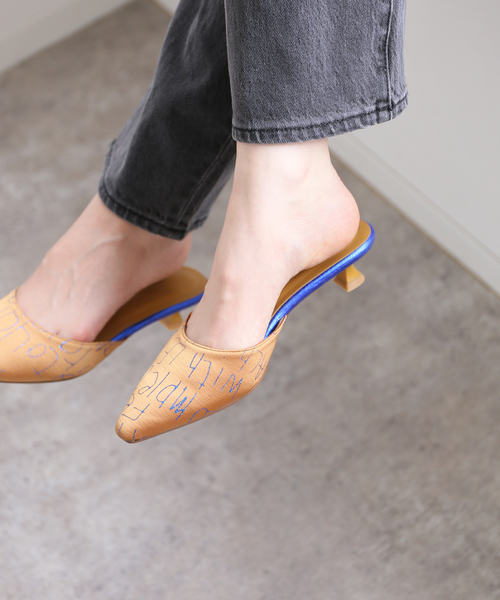 LE TALON(ルタロン)の「LE TALON×kiki 3.5cmメッセージプリントミュール(その他シューズ・レディース・キャメル/ピンク・MEDIUM/LARGE/X-LARGE/SMALL)」の2枚目の写真