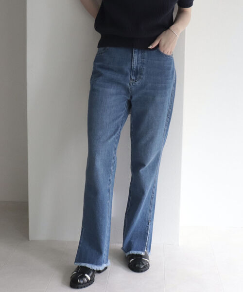 fredy emue（フレディエミュ）の「裾スリットデニム（デニムパンツ・レディース・ブラック/ブルー・38/36）」の10枚目の写真