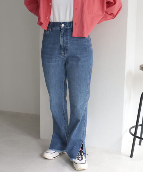 fredy emue（フレディエミュ）の「裾スリットデニム（デニムパンツ・レディース・ブラック/ブルー・38/36）」の17枚目の写真