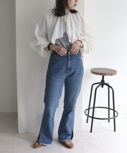 fredy emue（フレディエミュ）の「裾スリットデニム（デニムパンツ・レディース・ブラック/ブルー・38/36）」の11枚目の写真