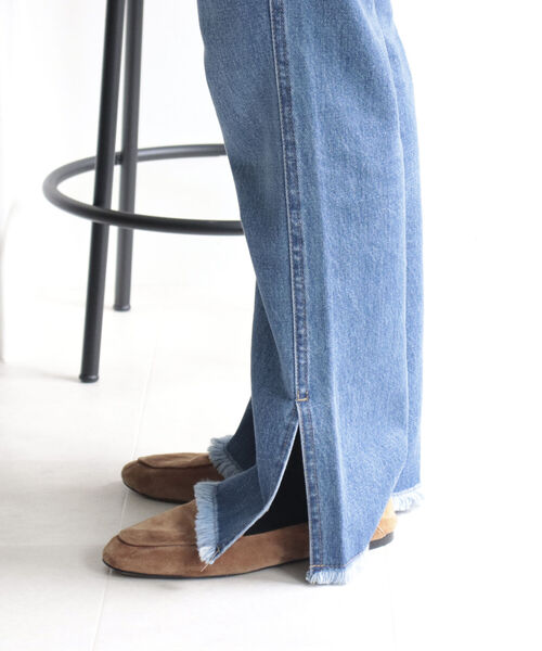 fredy emue（フレディエミュ）の「裾スリットデニム（デニムパンツ・レディース・ブラック/ブルー・38/36）」の15枚目の写真