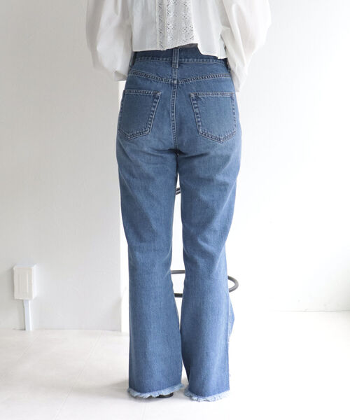 fredy emue（フレディエミュ）の「裾スリットデニム（デニムパンツ・レディース・ブラック/ブルー・38/36）」の9枚目の写真