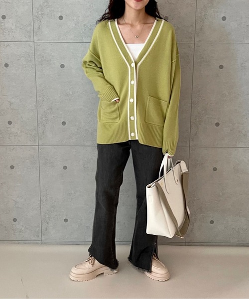 fredy emue（フレディエミュ）の「裾スリットデニム（デニムパンツ・レディース・ブラック/ブルー・38/36）」の2枚目の写真