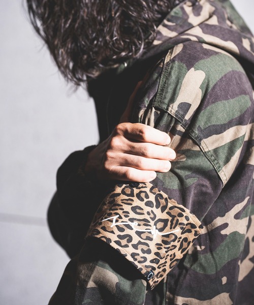 NOISESCAPE(ノイズスケープ)の「ab1519-Leopard pattern print design armband アームバンド(アームカバー・メンズ・ブルー系その他2/ブルー系その他/イエロー系その他/イエロー系その他2/ブルー/キャメル・FREE)」の4枚目の写真