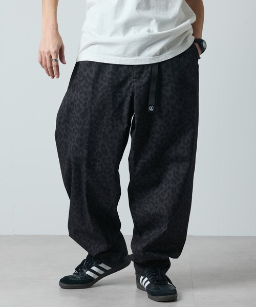 FREAK'S STORE(フリークスストア)の「限定展開 FREAK'S STORE OUTDOORS/フリークスアウトドアーズ ワイドシルエット クライミングパンツ/デニム/チノ(チノパンツ・メンズ・ナチュラル/ライトインディゴブルー/ダークインディゴブルー/ベージュ/オフホワイト/オリーブ/ブラック/チャコールグレー/レオパード/カモフラージュ/その他15・SMALL/MEDIUM/LARGE/X-SMALL)」の11枚目の写真