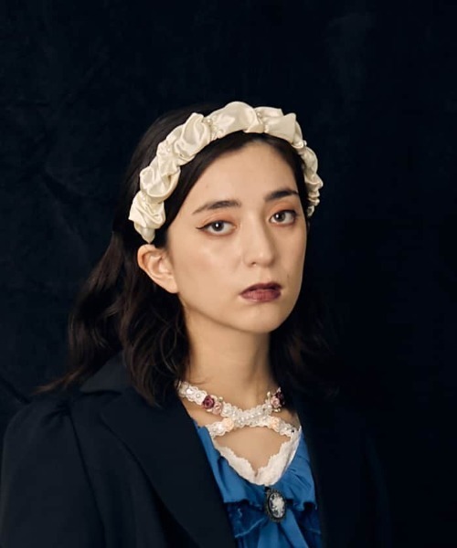 axes femme（アクシーズファム）の「パール×ギャザーカチューシャ