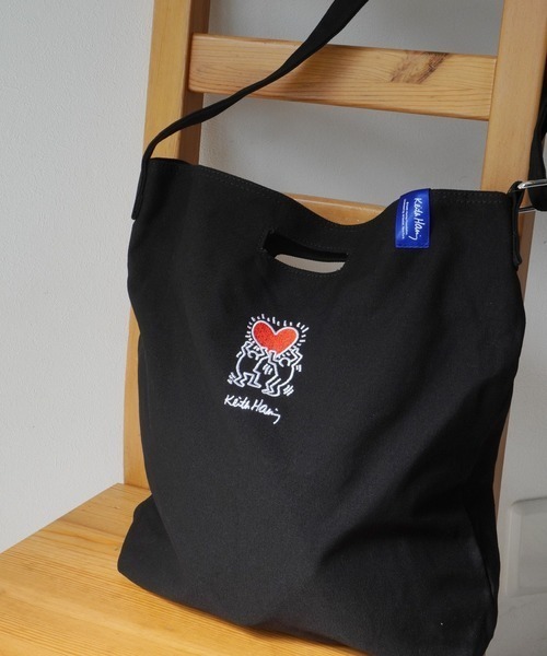 Keith Haring(キース・ヘリング)の「【Keith Haring/キースヘリング】キャンバス 刺繍ロゴ サコッシュ / ショルダーバッグ(ショルダーバッグ・メンズ・ブラック/ブラック系その他/ホワイト系その他/ホワイト・FREE)」の4枚目の写真