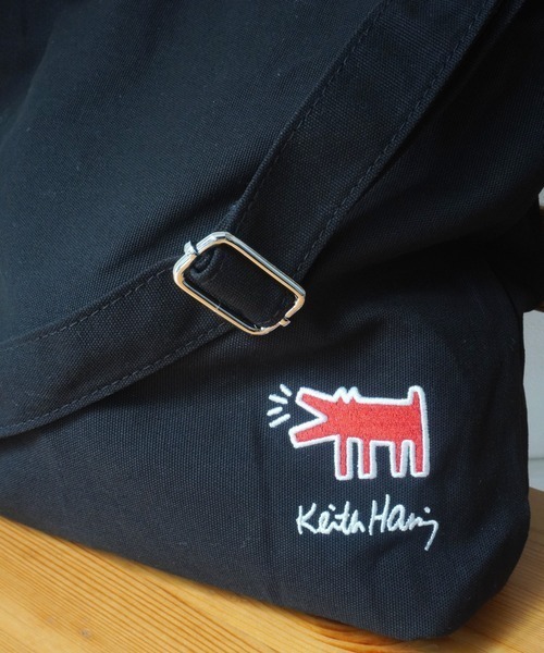 Keith Haring(キース・ヘリング)の「【Keith Haring/キースヘリング】キャンバス 刺繍ロゴ サコッシュ / ショルダーバッグ(ショルダーバッグ・メンズ・ブラック/ブラック系その他/ホワイト系その他/ホワイト・FREE)」の13枚目の写真
