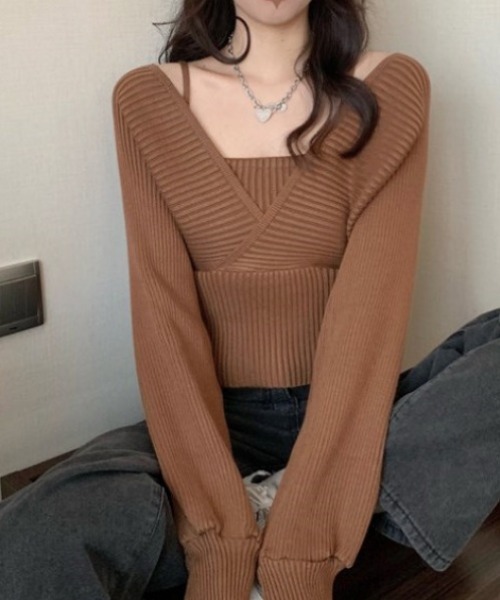 deux amour（ドゥーザムール）の「キャミレイヤード短丈カシュクールニット（ニット/セーター・レディース・ブラック/ブラウン/ピンク/ホワイト/レッド・FREE）」の7枚目の写真